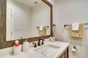 5 Mi to Beach: Tampa Retreat w/ Furnished Lanai!