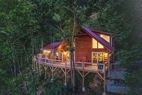 Waynesville Romantic Hideaway w/ Private Hot Tub