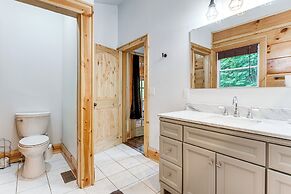 Waynesville Romantic Hideaway w/ Private Hot Tub