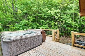 Waynesville Romantic Hideaway w/ Private Hot Tub