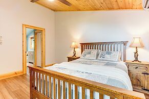 Waynesville Romantic Hideaway w/ Private Hot Tub