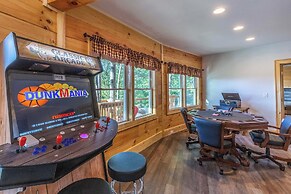 Waynesville Romantic Hideaway w/ Private Hot Tub