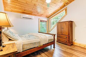 Waynesville Romantic Hideaway w/ Private Hot Tub
