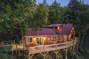 Waynesville Romantic Hideaway w/ Private Hot Tub