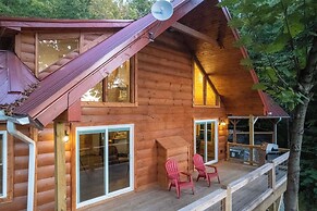 Waynesville Romantic Hideaway w/ Private Hot Tub