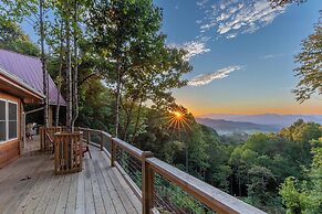 Waynesville Romantic Hideaway w/ Private Hot Tub