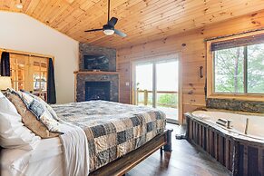 Waynesville Romantic Hideaway w/ Private Hot Tub