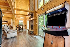 Waynesville Romantic Hideaway w/ Private Hot Tub