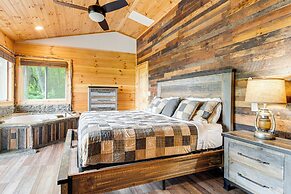 Waynesville Romantic Hideaway w/ Private Hot Tub