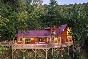 Waynesville Romantic Hideaway w/ Private Hot Tub