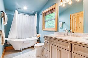 Waynesville Romantic Hideaway w/ Private Hot Tub