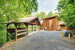 Waynesville Romantic Hideaway w/ Private Hot Tub