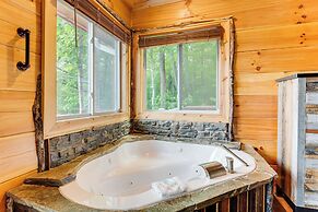 Waynesville Romantic Hideaway w/ Private Hot Tub