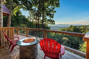 Waynesville Romantic Hideaway w/ Private Hot Tub