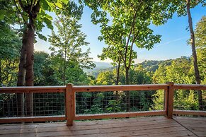 Waynesville Romantic Hideaway w/ Private Hot Tub