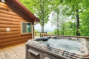Waynesville Romantic Hideaway w/ Private Hot Tub