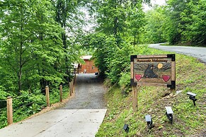Waynesville Romantic Hideaway w/ Private Hot Tub