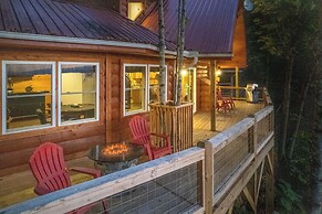 Waynesville Romantic Hideaway w/ Private Hot Tub