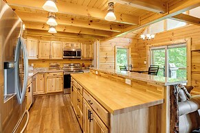 Waynesville Romantic Hideaway w/ Private Hot Tub