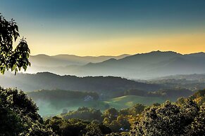 Waynesville Romantic Hideaway w/ Private Hot Tub