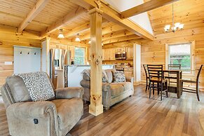 Waynesville Romantic Hideaway w/ Private Hot Tub