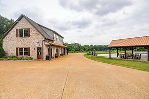 Farm & Lake Views: Rural Mississippi Loft Apt