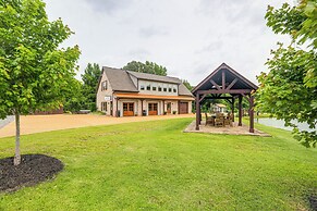 Farm & Lake Views: Rural Mississippi Loft Apt