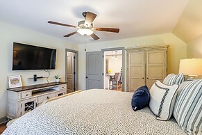 Farm & Lake Views: Rural Mississippi Loft Apt