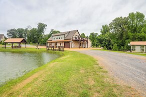 Farm & Lake Views: Rural Mississippi Loft Apt