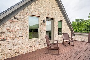 Farm & Lake Views: Rural Mississippi Loft Apt