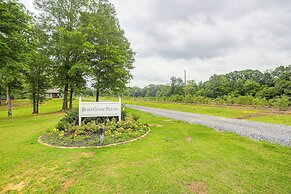 Farm & Lake Views: Rural Mississippi Loft Apt