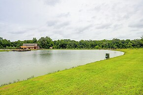 Farm & Lake Views: Rural Mississippi Loft Apt