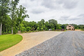 Farm & Lake Views: Rural Mississippi Loft Apt