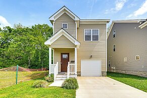 Walk to Dining: Sleek Hampton Home w/ Deck!