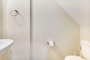 Walk to Dining: Sleek Hampton Home w/ Deck!