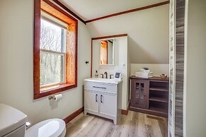 3 Mi to Lake Michigan: Charming Kewaunee Hideaway