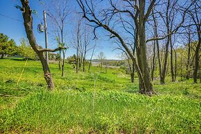 3 Mi to Lake Michigan: Charming Kewaunee Hideaway