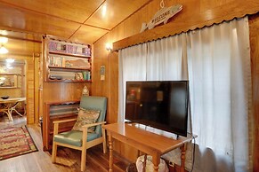 Greers Ferry Lake Escape: Cabin w/ Pool Access