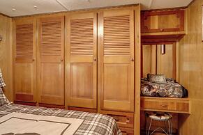 Greers Ferry Lake Escape: Cabin w/ Pool Access