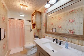 5 Mi to Splashway Waterpark: Cabin in Rock Island