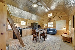 5 Mi to Splashway Waterpark: Cabin in Rock Island