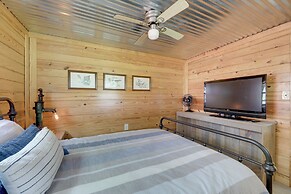 5 Mi to Splashway Waterpark: Cabin in Rock Island