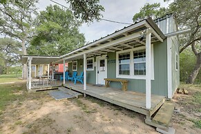 5 Mi to Splashway Waterpark: Cabin in Rock Island