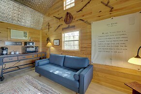 5 Mi to Splashway Waterpark: Cabin in Rock Island