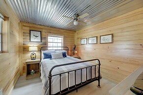 5 Mi to Splashway Waterpark: Cabin in Rock Island