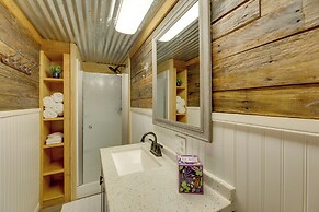 5 Mi to Splashway Waterpark: Cabin in Rock Island