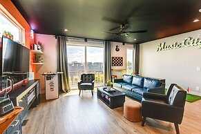 Skyline Views: Nashville Townhome 3 Mi to Broadway