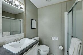 5 Mi to Splashway Waterpark: Cabin in Rock Island