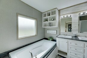 5 Mi to Splashway Waterpark: Cabin in Rock Island