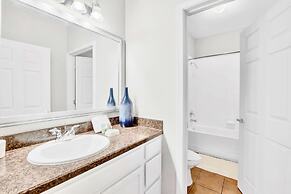 Family Condo Near Disney w Pool & Gympets Welcome